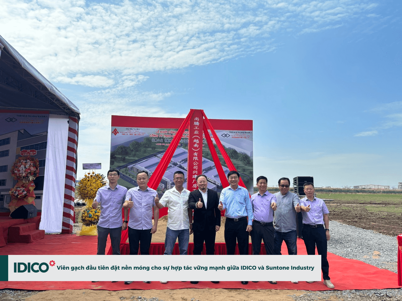 Các đại biểu chụp hình lưu niệm sau nghi thức động thổ dự án nhà máy sản xuất.png