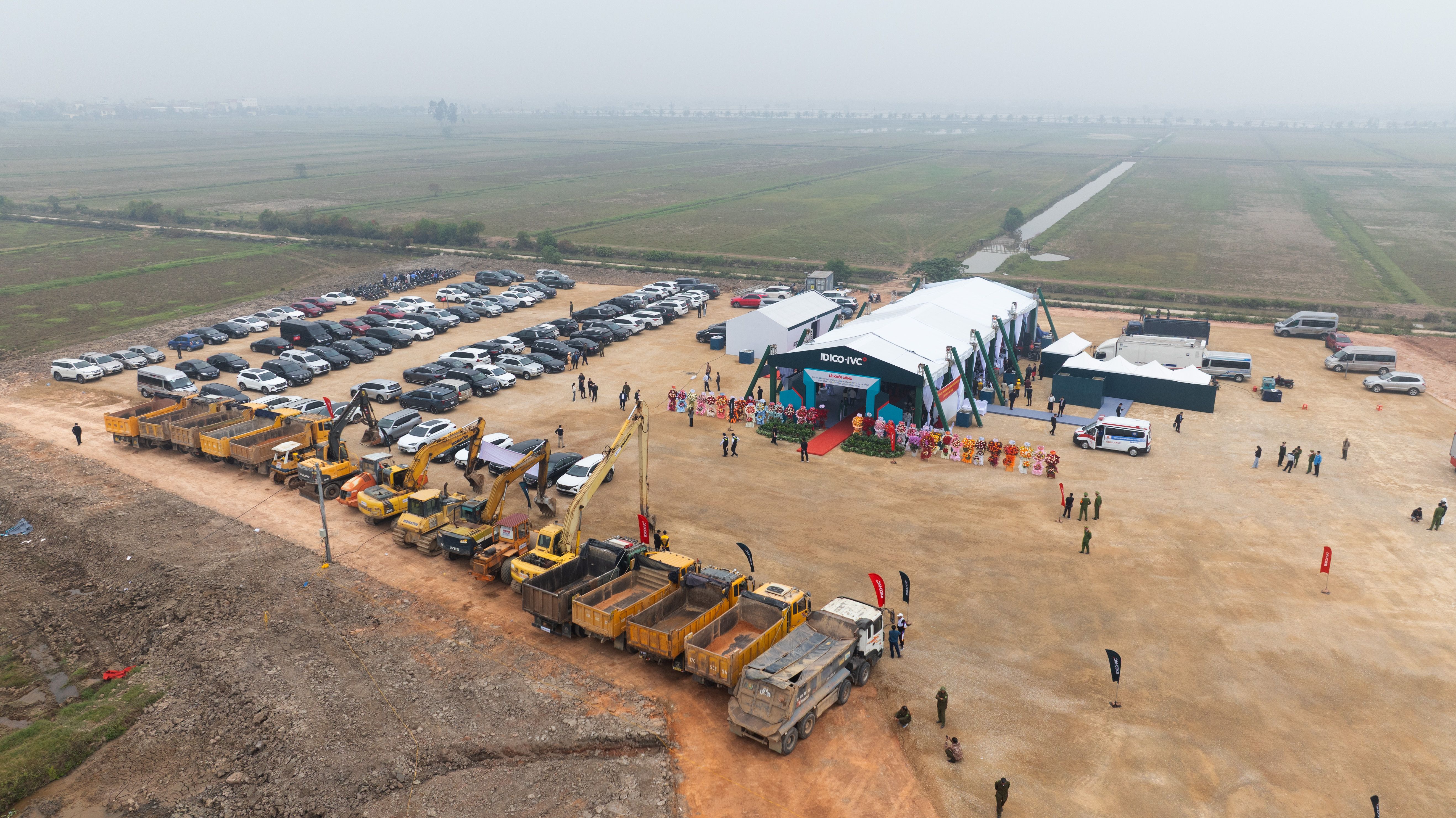 Khung cảnh khởi công.jpg