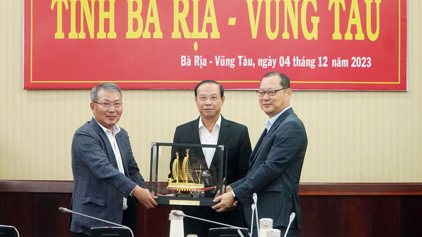 lanh-dao-hyosung-tang-qua-luu-niem-ong-nguyen-van-tho.jpg